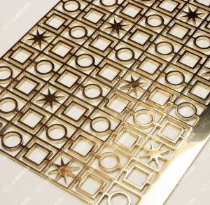 Декоративная решетка из полированной латуни для бутика